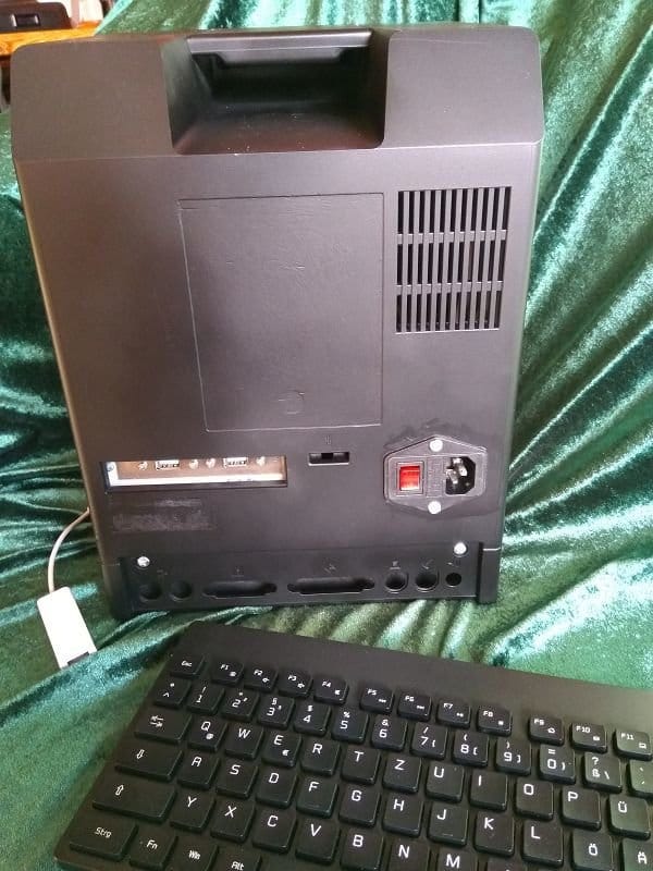 Компьютер в корпусе от Macintosh Classic, окрашенном в чёрный цвет