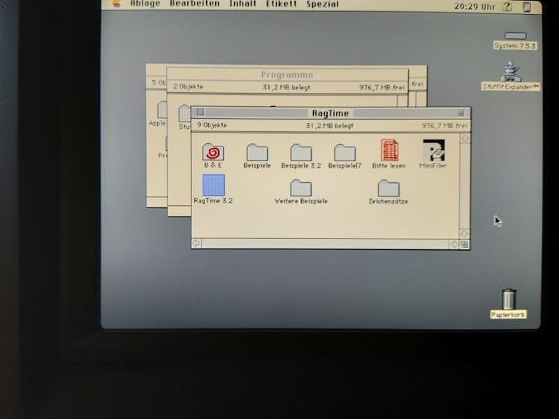 Компьютер в корпусе от Macintosh Classic, окрашенном в чёрный цвет