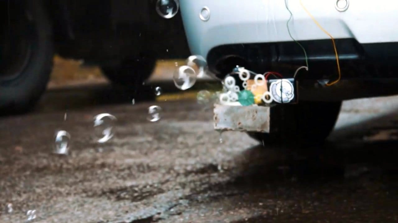 Генератор мыльных пузырей для выхлопной трубы автомобиля - развлечение в пробках