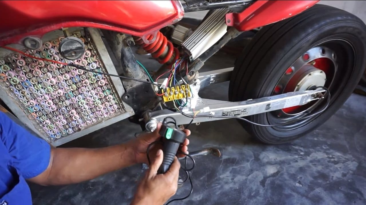 Электрический мотоцикл на 1.5 кВт с колесом от автомобиля