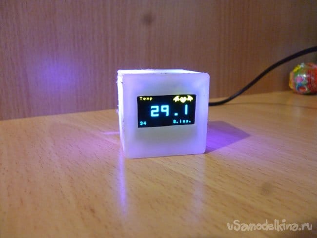 Маленькие симпатичные часы с подсветкой и термометром