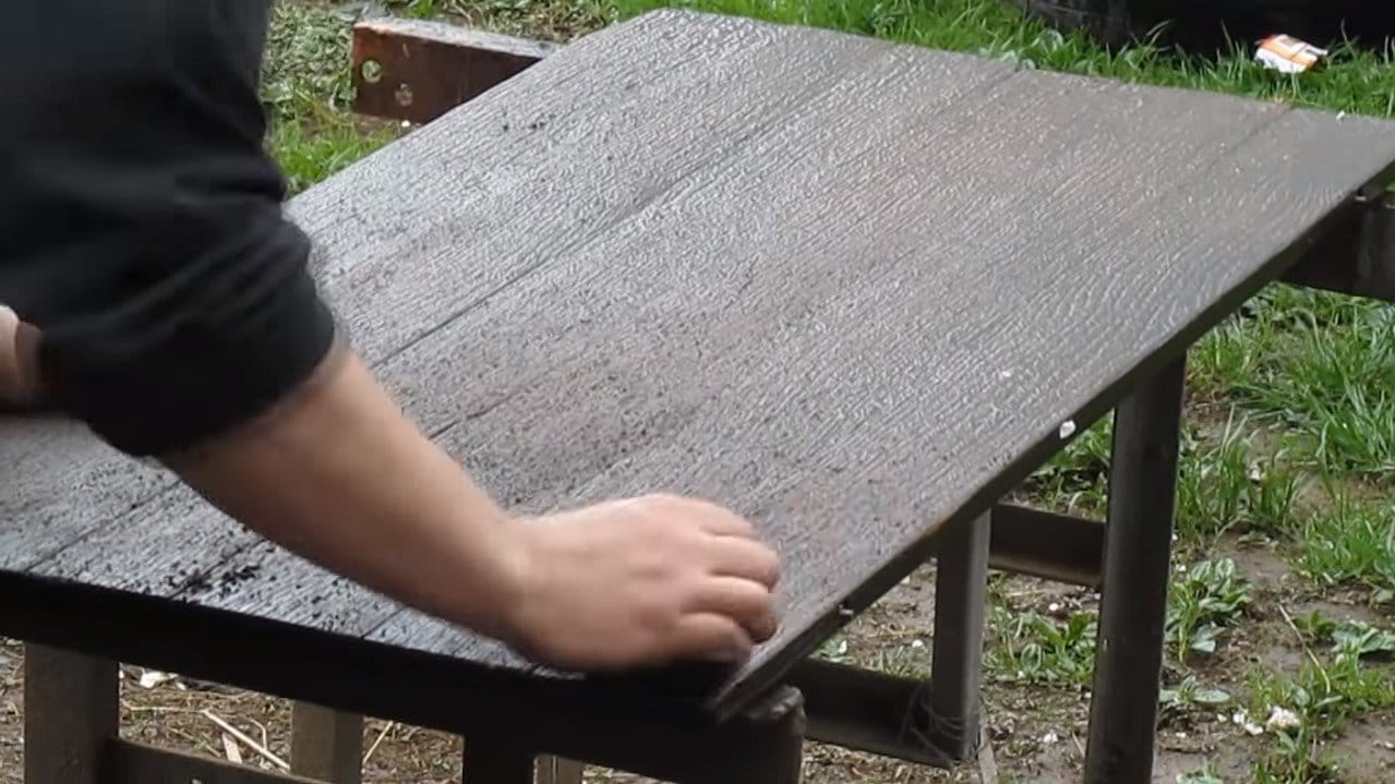 Небольшой кухонный столик со столешницей из дуба