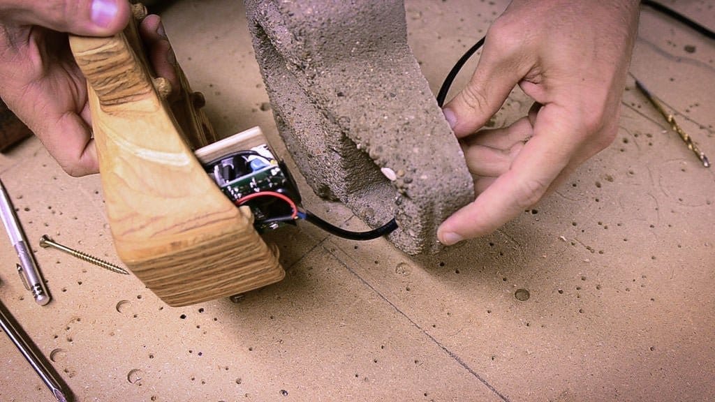 Органайзер + зарядное устройство из бетона и дерева