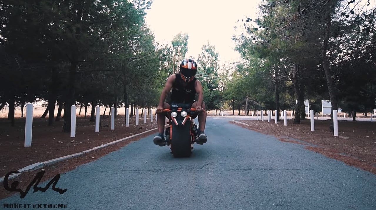 Мотоцикл с гусеничным моно-колесом