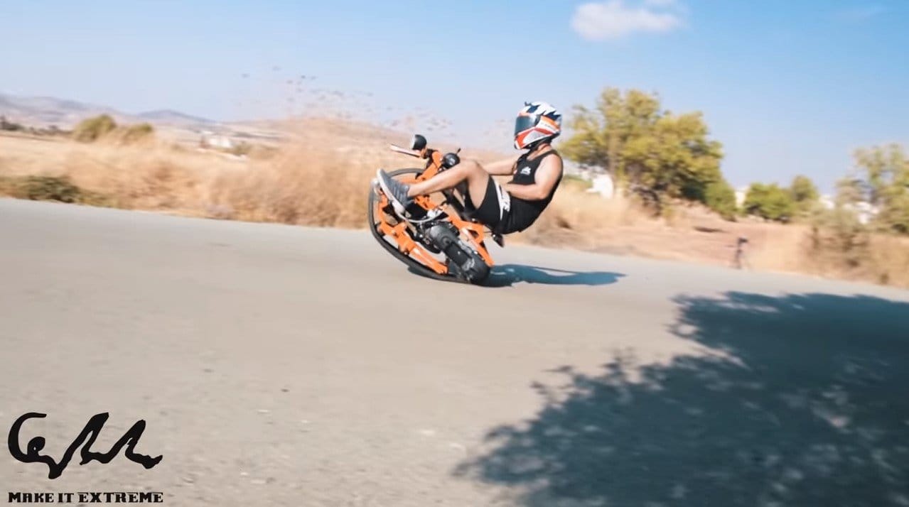 Мотоцикл с гусеничным моно-колесом