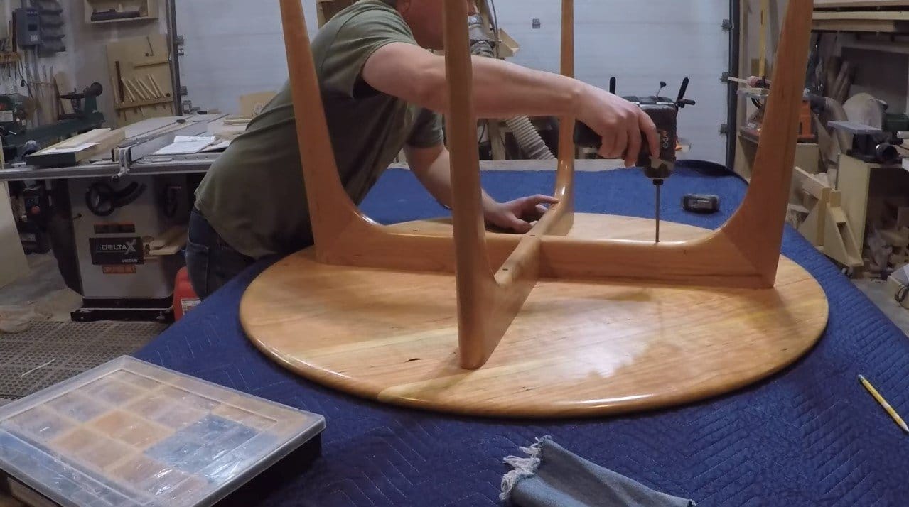 Круглый стол из вишни в стиле средневекового модерна