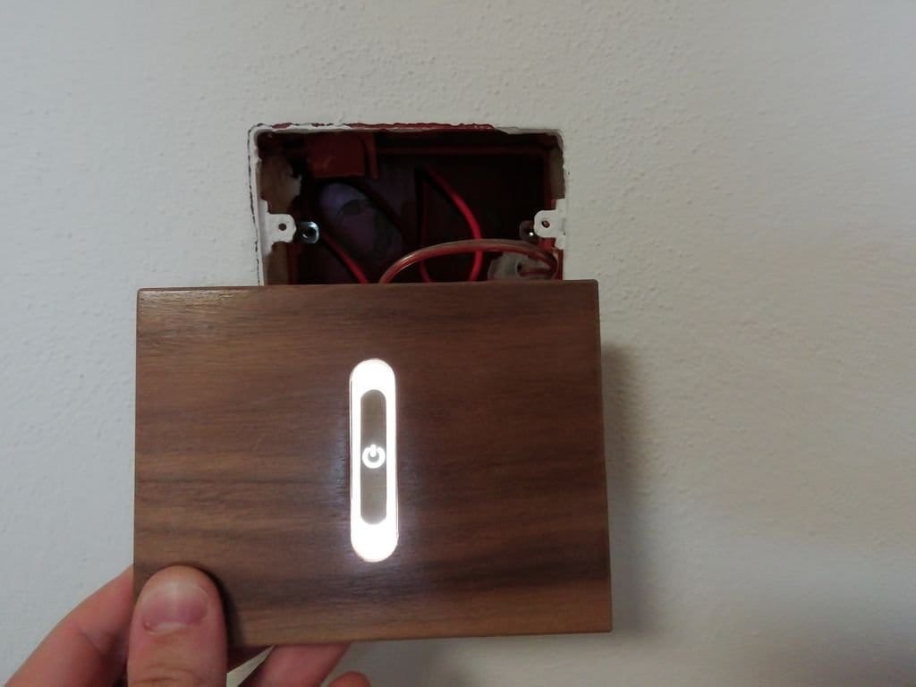 Деревянные светильники и сенсорные кнопки для системы освещения дома