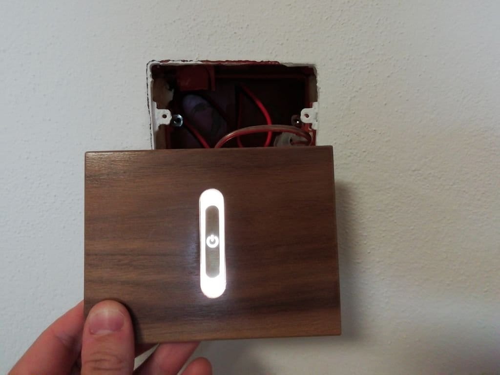 Деревянные светильники и сенсорные кнопки для системы освещения дома