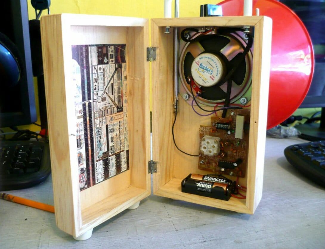 Деревянный корпус с рупором для радиоприёмника