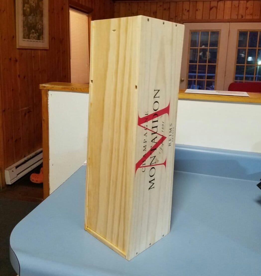 Корпус для колонки из деревянной упаковки от шампанского