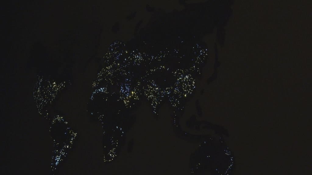 Карта мира из мха, с подсветкой городов
