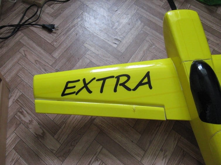 Авиамодель Extra-300Lx из потолочной плитки