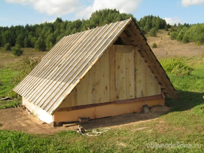Простая недорогая крыша – укрытие для отдельно стоящего погреба