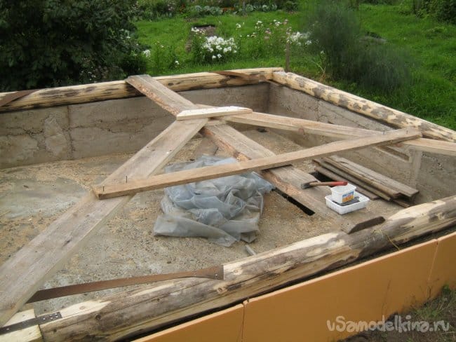 Простая недорогая крыша – укрытие для отдельно стоящего погреба