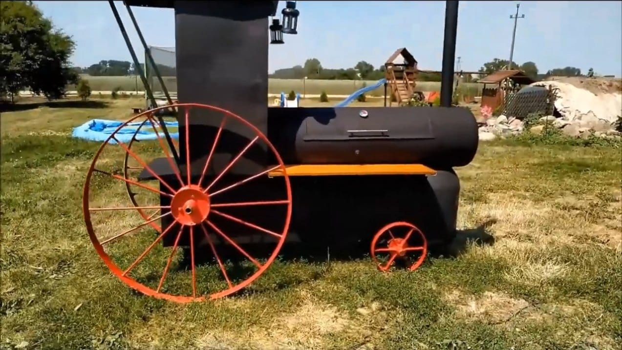 Гриль и коптильня в виде локомотива
