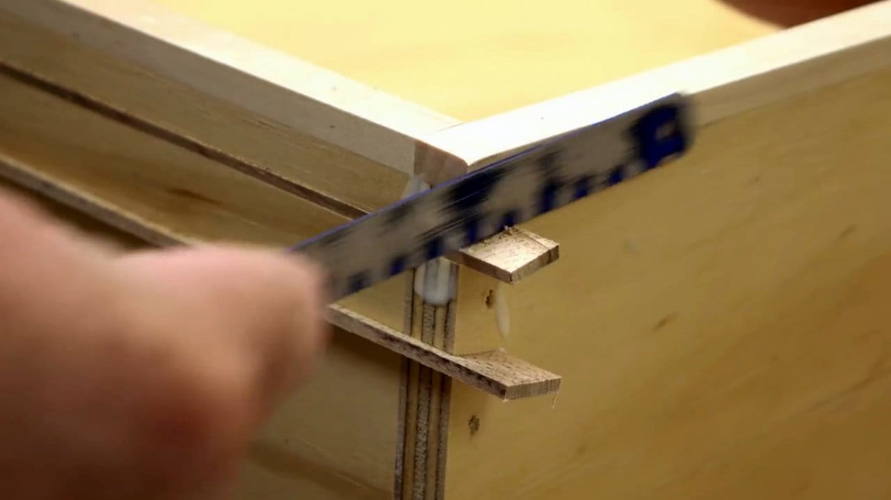Простой способ укрепить мебельные ящики и стыковые соединения