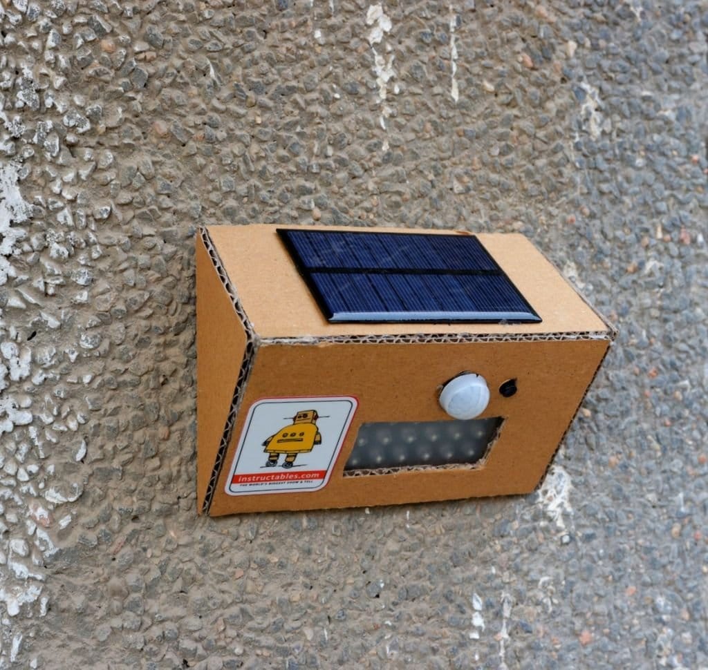Светодиодный светильник с солнечной панелью и датчиком движения