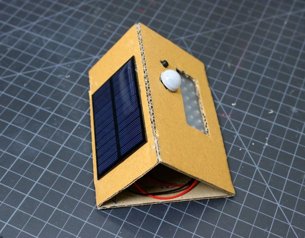 Светодиодный светильник с солнечной панелью и датчиком движения