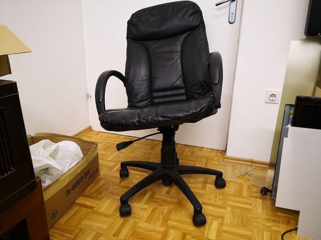 Офисный стул из автокресла
