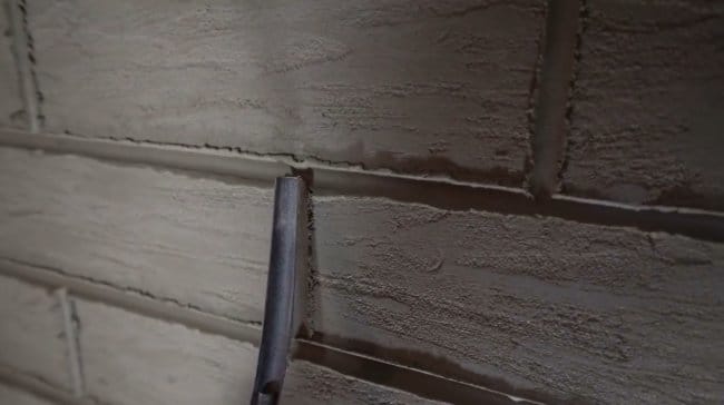 Финишное покрытие стен, имитация кирпичной кладки из плиточного клея