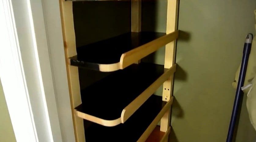 Встроенный стеллаж в гардеробе
