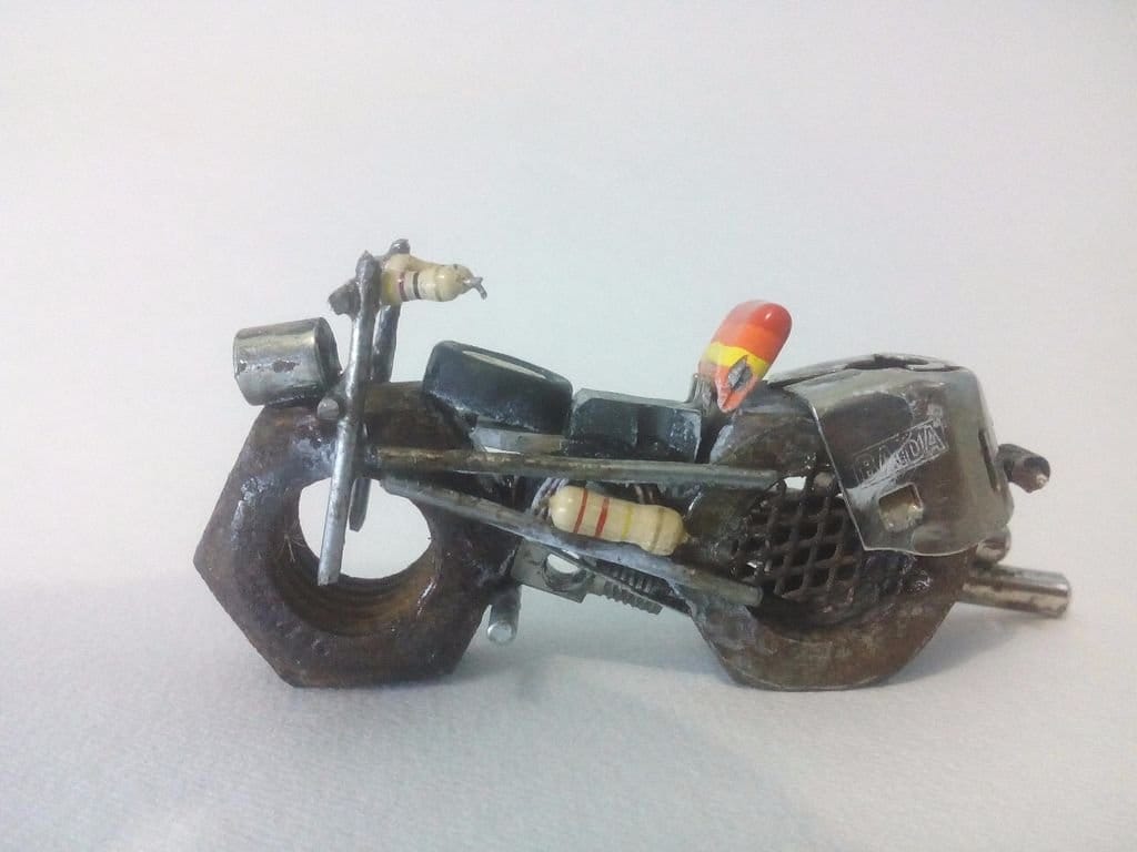Мини-скульптура в виде мотоцикла