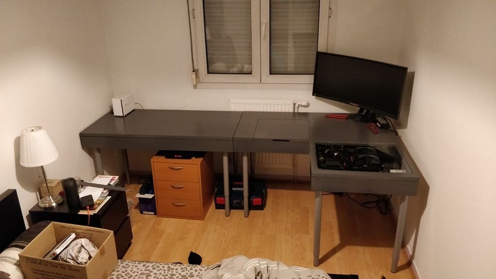 Стол со встроенным компьютером и полкой для ноутбука