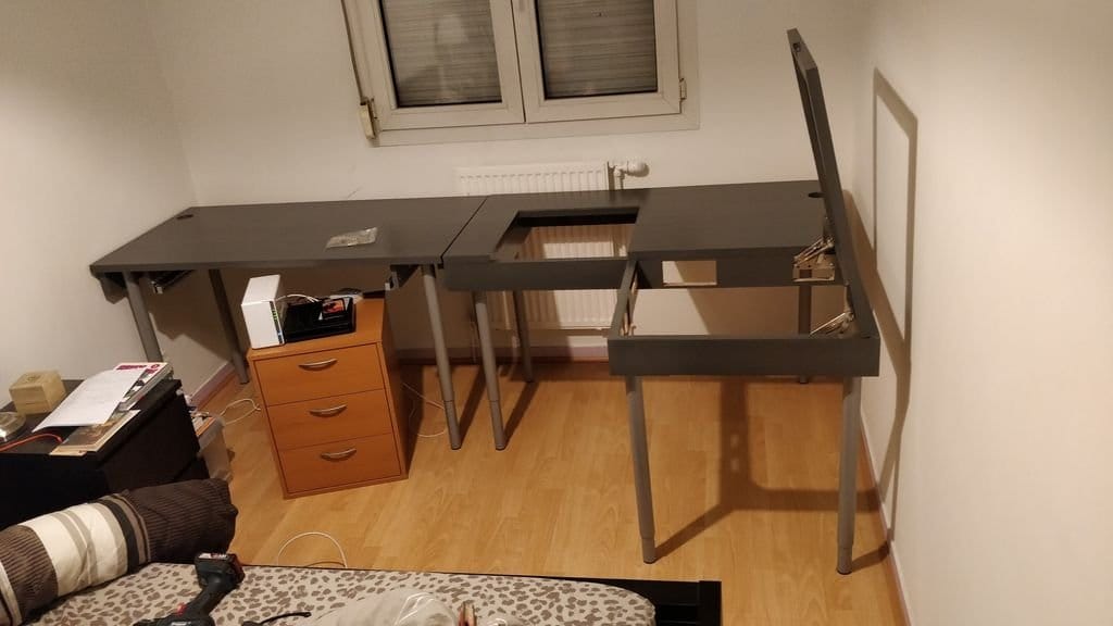 Стол со встроенным компьютером и полкой для ноутбука