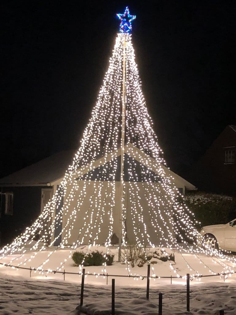 Огромная новогодняя елка из светодиодных гирлянд