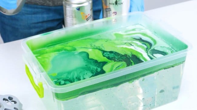 Простая техника мраморирования пластиковых изделий краской