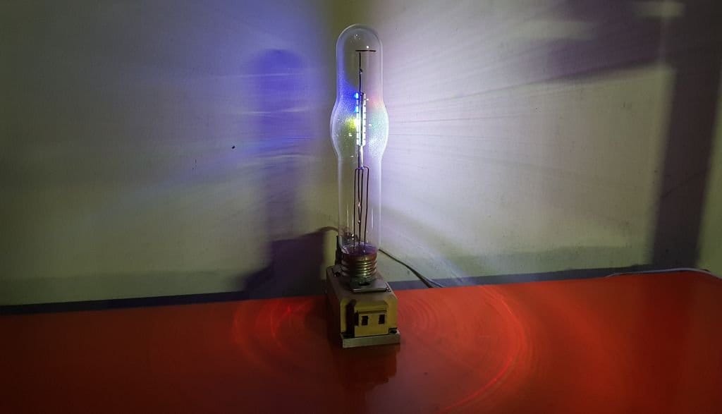Двоичные светодиодные часы-светильник из газоразрядной лампы высокого давления
