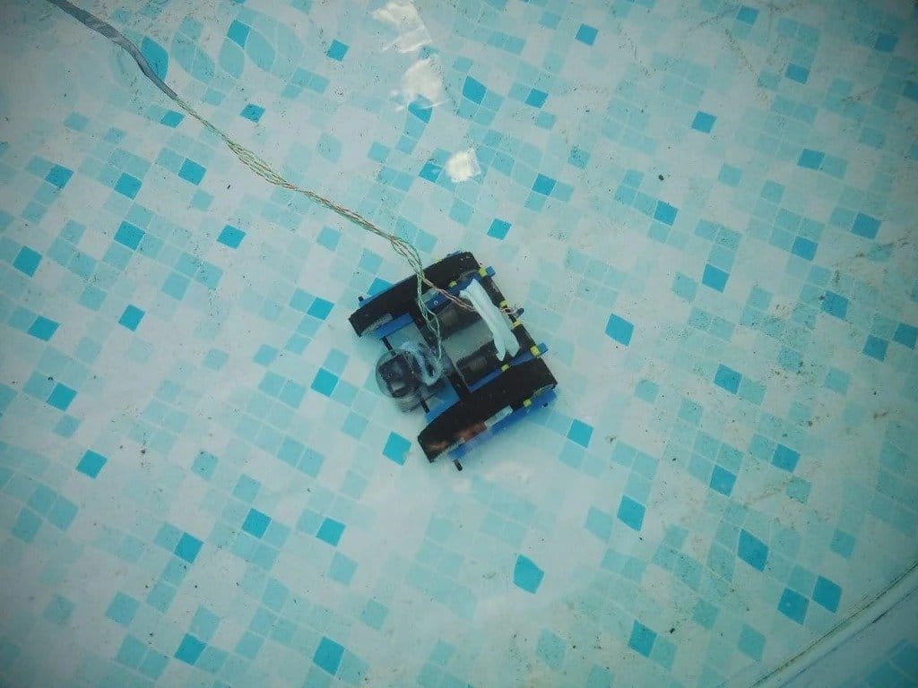 Подводный робот для очистки дна бассейна от грязи