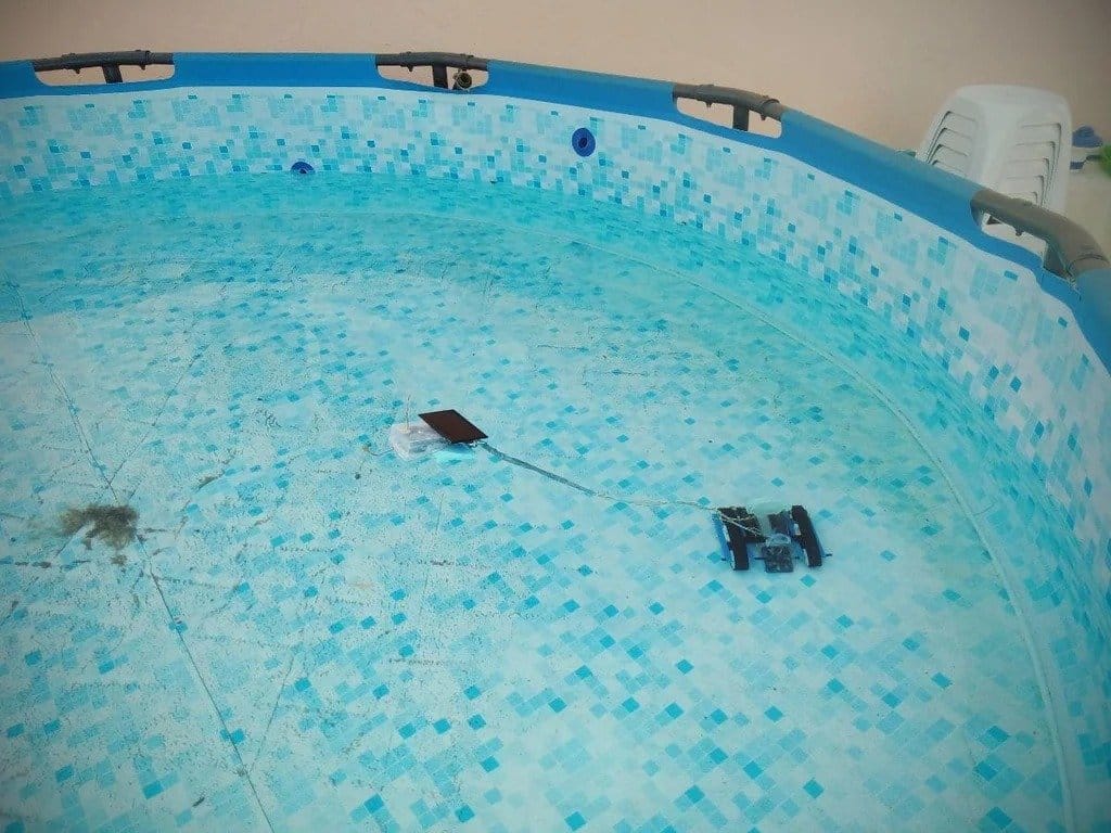Подводный робот для очистки дна бассейна от грязи