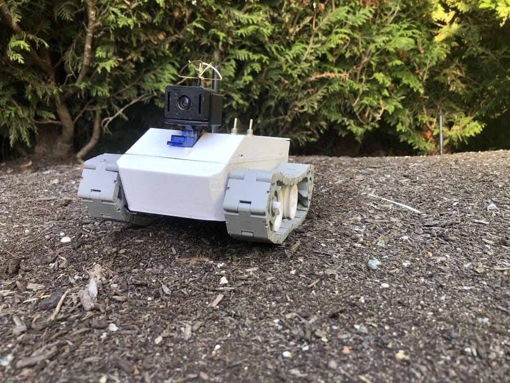 3D-печатный гусеничный вездеход с камерой от первого лица и радиоуправлением