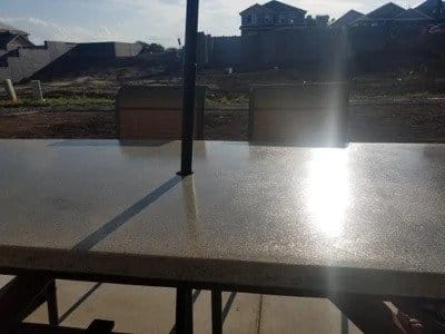 Массивный стол с бетонной столешницей
