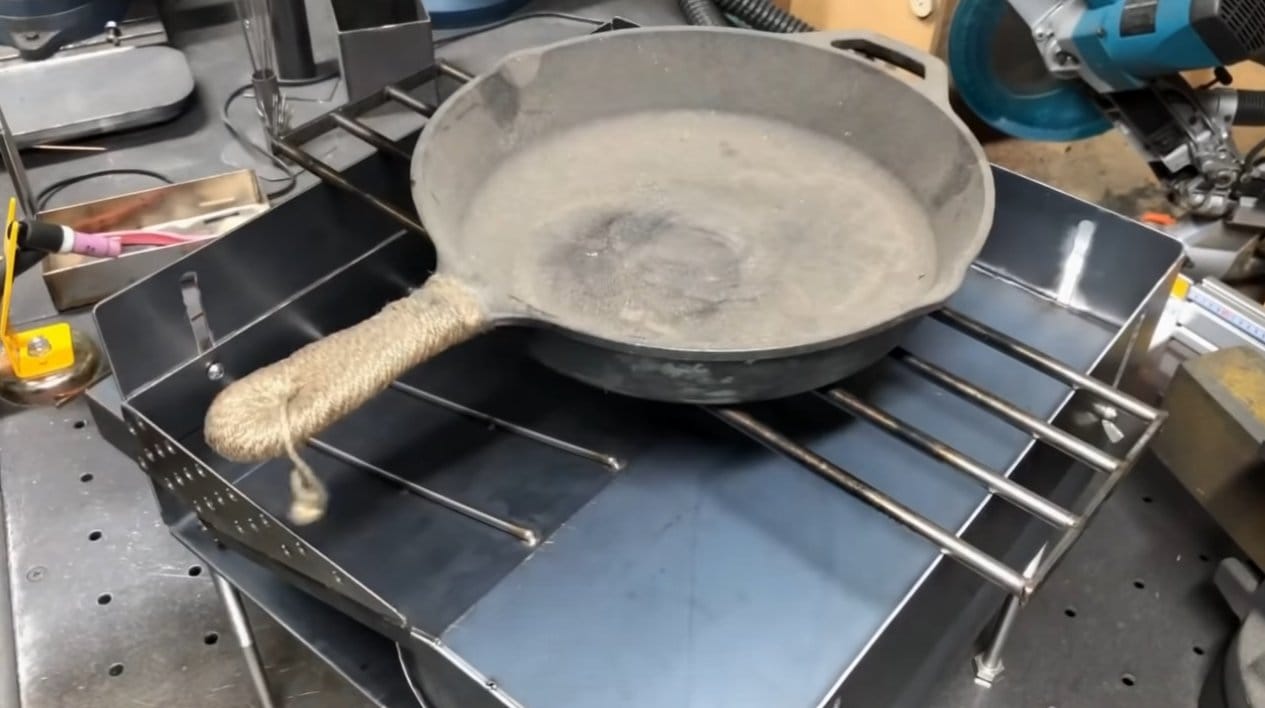 Небольшая многофункциональная печь-мангал для кэмпинга
