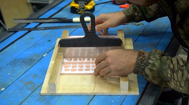 «Полуавтомат» для быстрого нанесения клея на плитку своими руками
