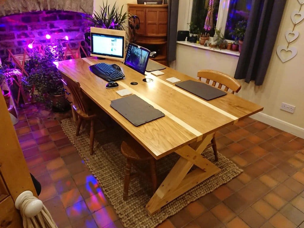 Рабочий стол из массива дуба и сосны