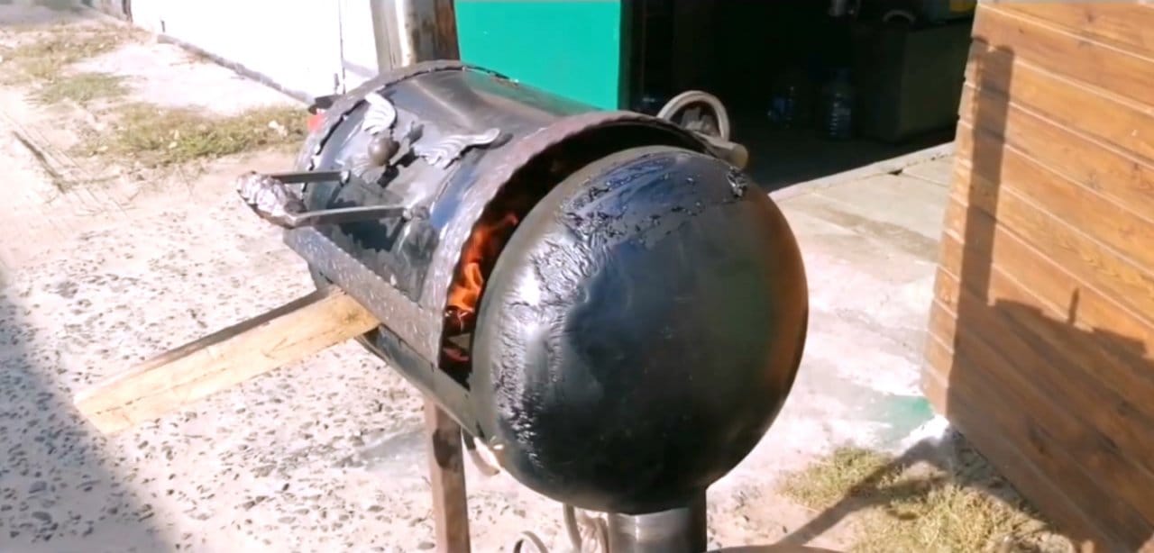 Как сделать мангальный комплекс (печь + коптильня + барбекю) из старых газовых баллонов