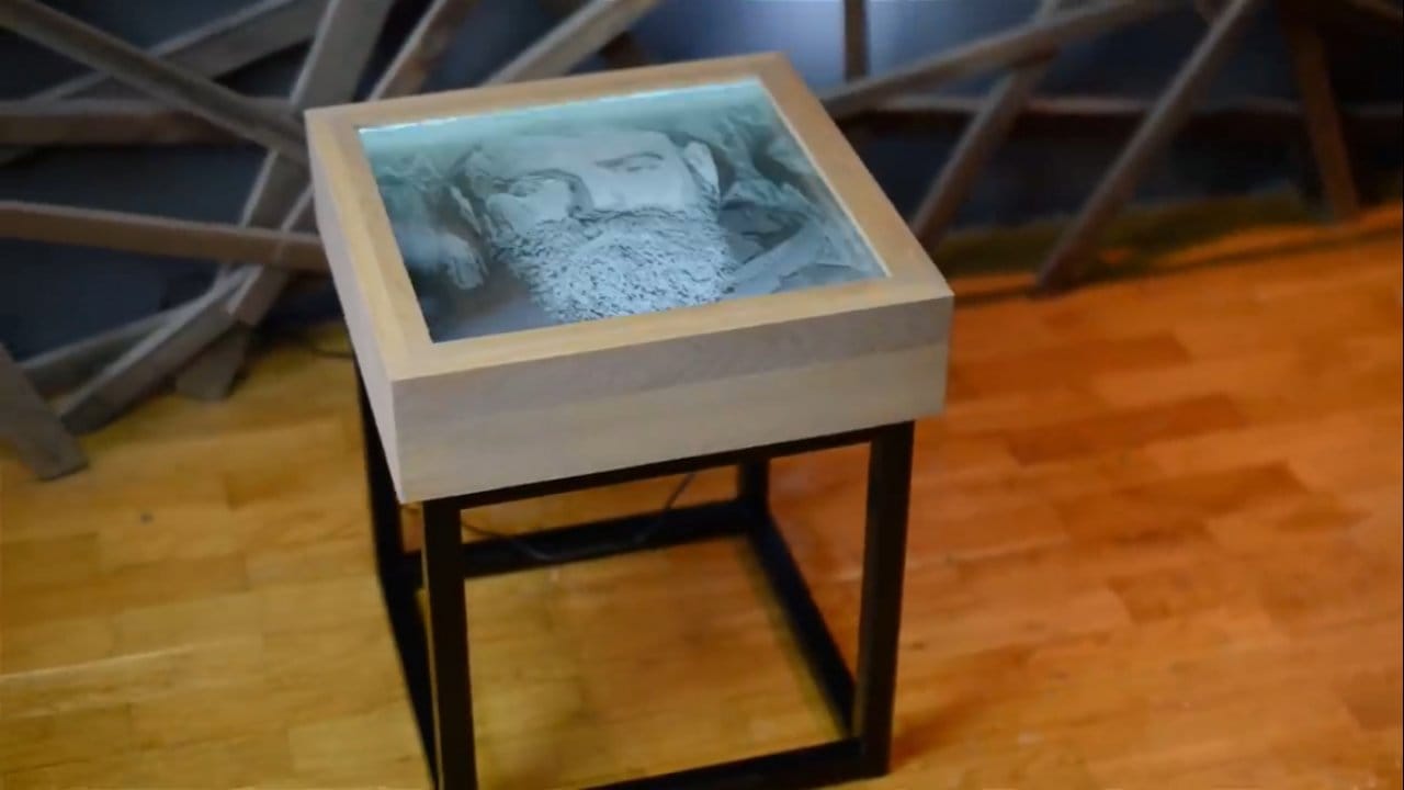 Необычный столик с объемным портретом