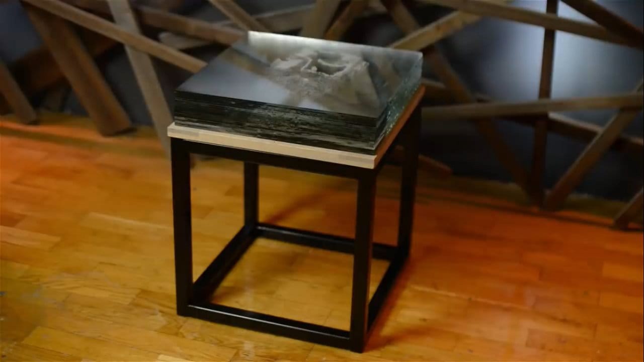 Необычный столик с объемным портретом