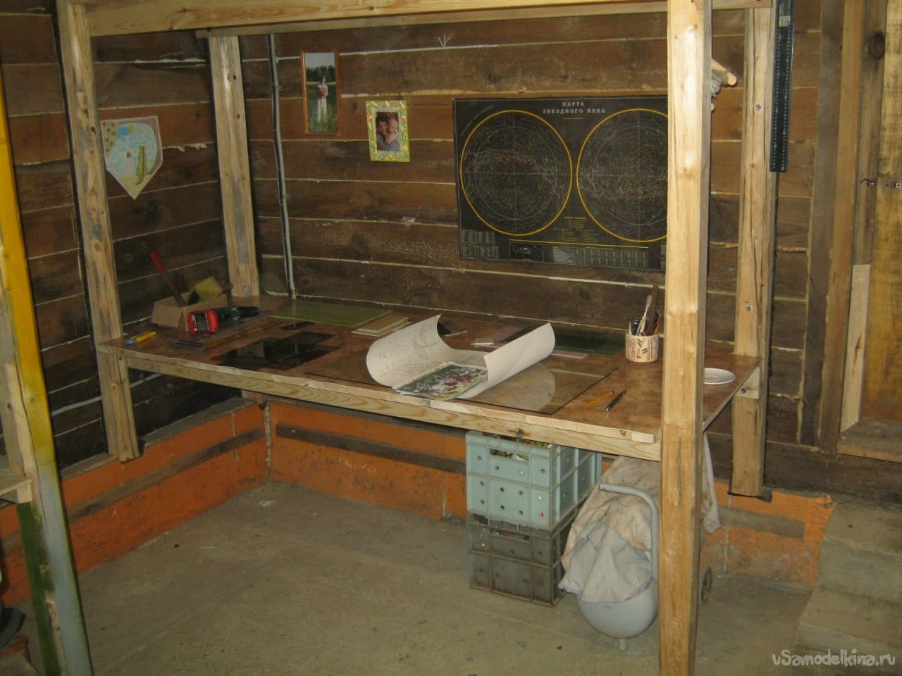 Простой утилитарный стол-стеллаж для мастерской