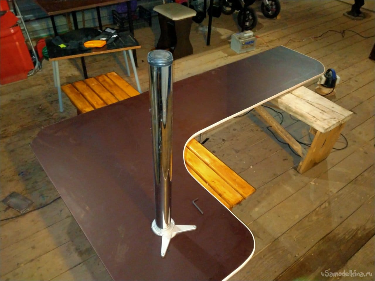 Ламинированный стол со встроенным комодом
