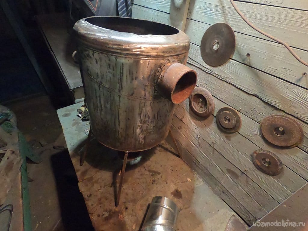 Небольшая печь под чугун/котелок из канистры (можно использовать как гриль)