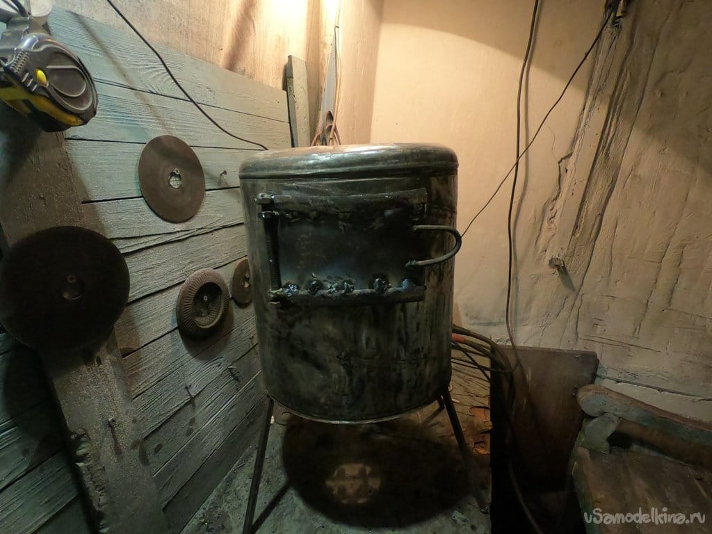 Небольшая печь под чугун/котелок из канистры (можно использовать как гриль)