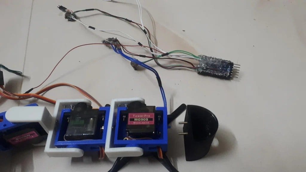 Робот - гусеница, с управлением через смартфон