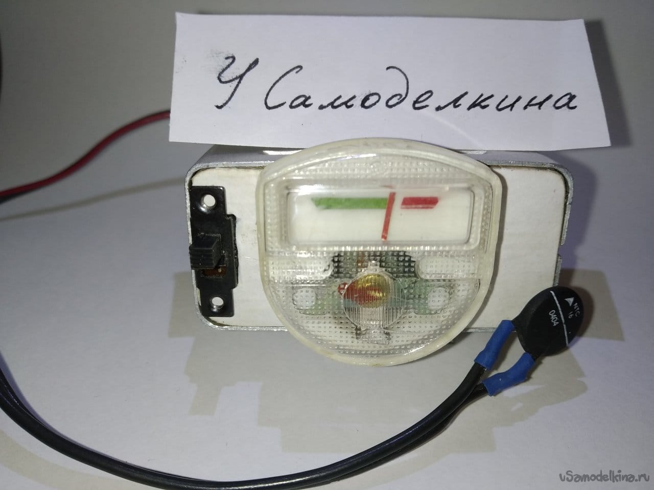 Индикатор изменения температуры с терморезистором и корпусом из реле