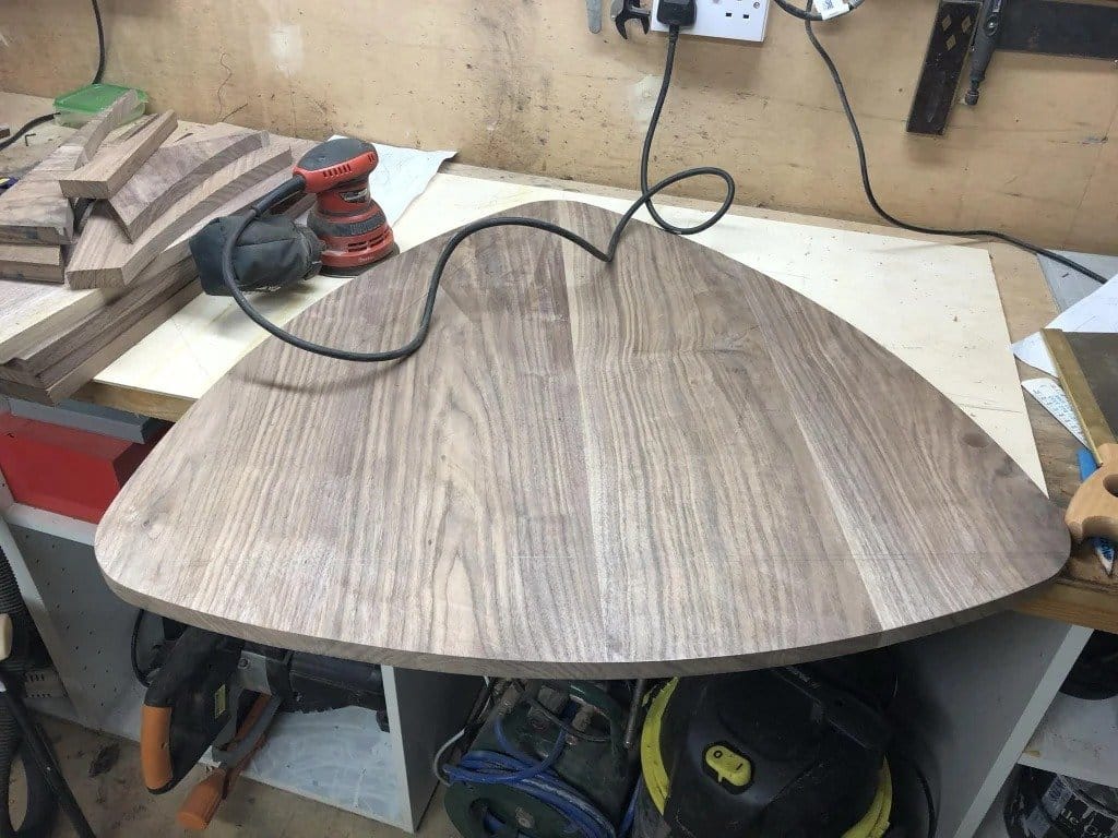 Журнальный столик из орехового дерева
