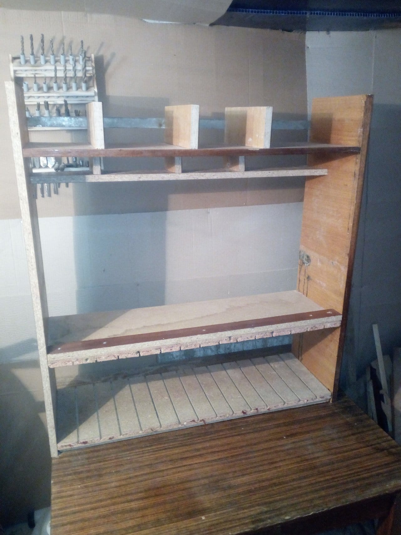 Навесная полка-шкаф для хранения электроинструмента с ящиками для метизов из канистр