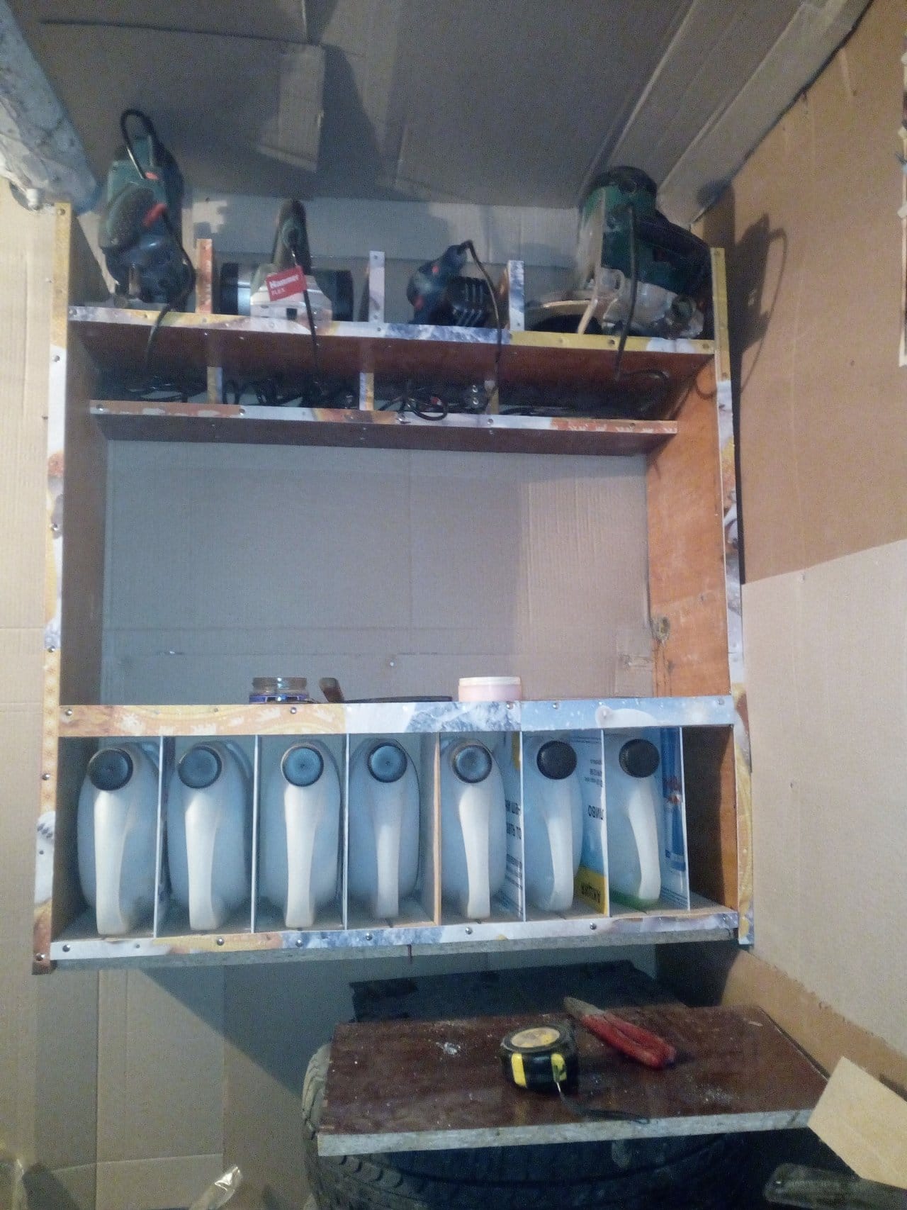 Навесная полка-шкаф для хранения электроинструмента с ящиками для метизов из канистр